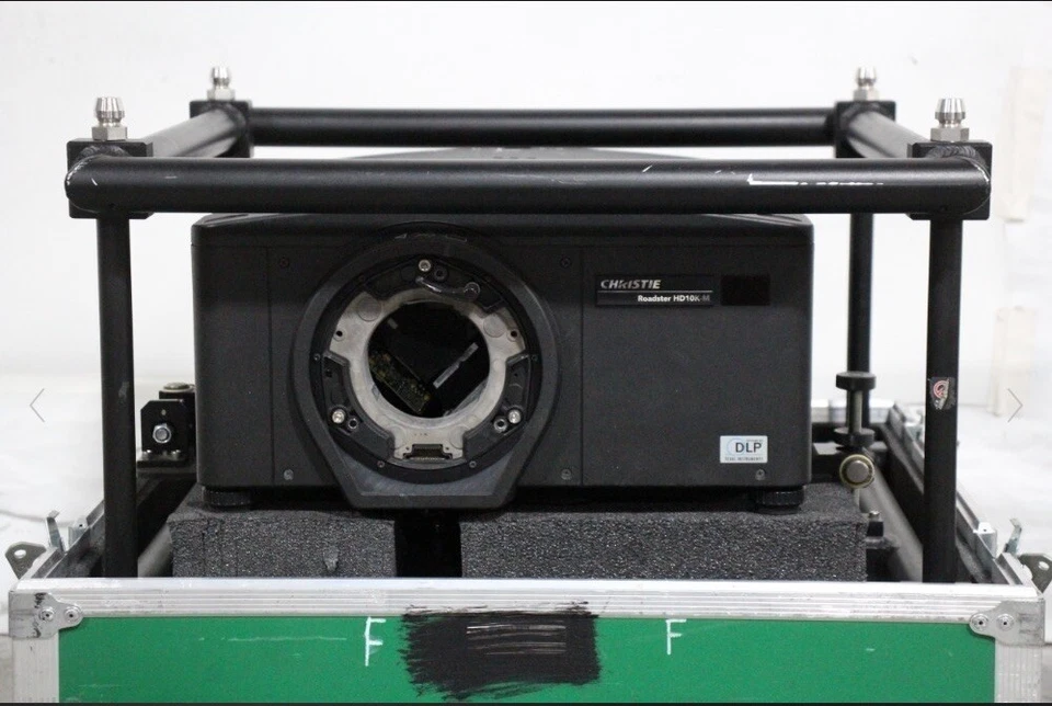 Proyector HD de doble lámpara Christie HD10K-M 10.000 lúmenes 3DLP Foto 3 de 4