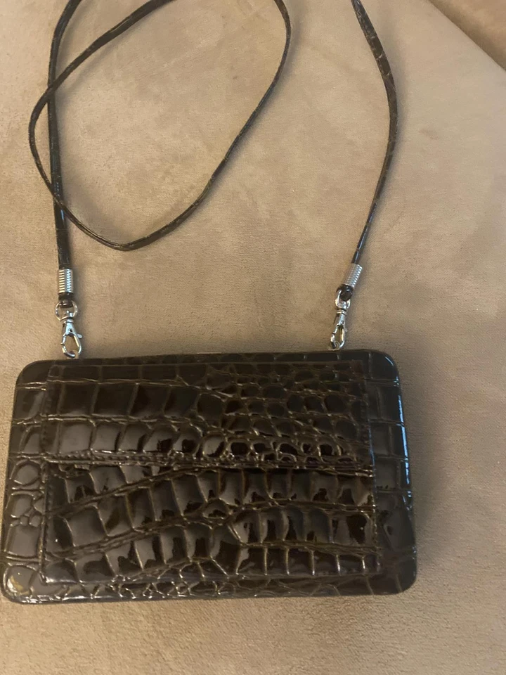 Стильная коричневая сумка через плечо с тиснением под крокодила - Изображение 2 из 4