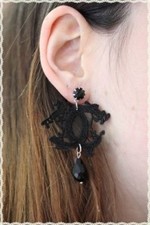 Orecchini pizzo macrame neri artigianali doppia C punto luce goccia pendente