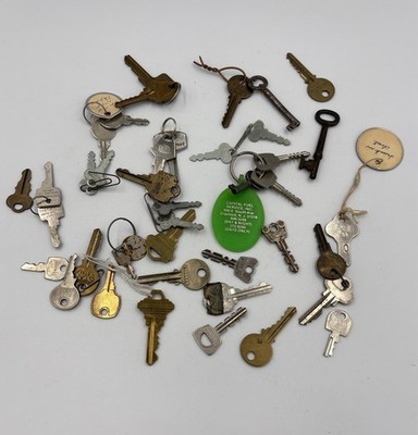Vintage Keys , All Random Lot Of 32 As Shown #430407