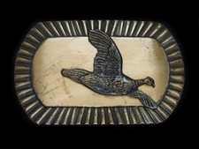 UB13118 VINTAGE 1970s FLYING DUCK HUNTING COMMEMORATIVE BRASSTONE BELT BUCKLE