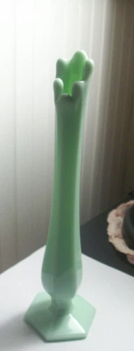 VNTG Westmoreland unmarked green jadeite milkglass footed swung bud vase 10 1/4"
