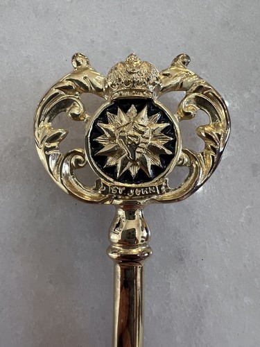 Prendedor/broche llave corona estrella esmalte negro tono dorado St John vintage - Imagen 2 de 5