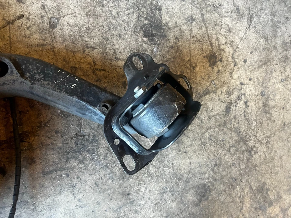 ОРИГИНАЛЬНЫЙ ШПИНДЕЛЬ ЗАДНЕЙ ПРАВОЙ БОКОВОЙ ПОДВЕСКИ РЫЧАГА ОСИ BMW 2001-2006 E46 330CI 330I /B2 - Изображение 2 из 4