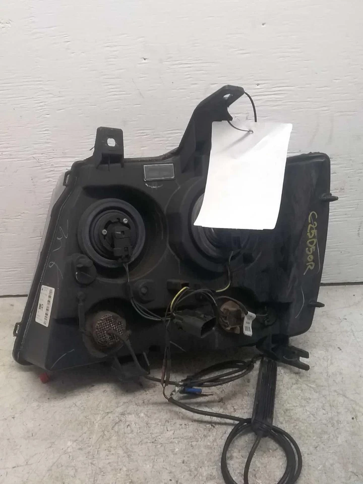 Used Right Headlight Assembly fits: 2013 Chevrolet Suburban 2500 Right Grade C Foto 3 de 4