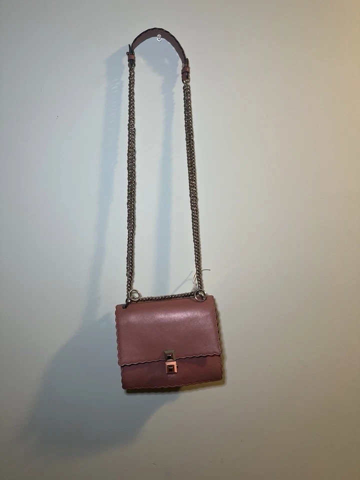 Bolso de hombro Fendi Kan I pequeño de cuero rosa con correa de cadena - Caja y bolsa antipolvo Foto 4 de 4