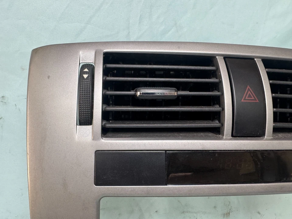 04-08 Suzuki Forenza AC controle climático calor rádio painel acabamento moldura relógio aberturas - Imagem 2 de 4