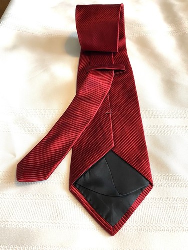 HUGO BOSS Men's 100% Silk Red Geometric Textured Made in Italy Necktie - Picture 4 of 9