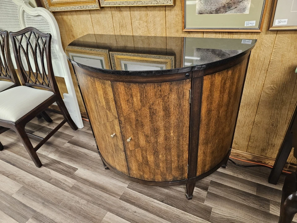 Moderno gabinete de consola Demi Lune con tapa de mármol de pizarra de Theodore Alexander? Foto 2 de 4