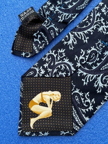 Authentic MANO Paisley Model Girl Design On Navy Blue 100% Silk Necktie Tie - Picture 8 of 14