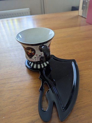 Unusual Disneyland Paris Alice in Wonderland Cup and Saucer, rare, hard to find. - Picture 3 of 9