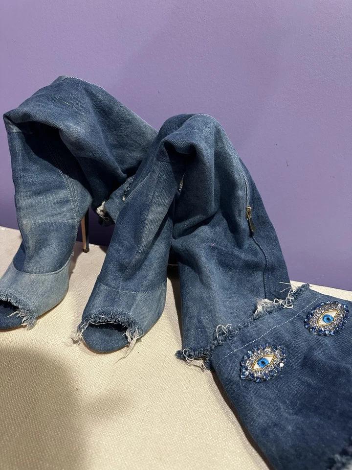 Botas hasta el muslo de mezclilla personalizadas únicas en su tipo - Evil Eye adornadas Foto 3 de 4