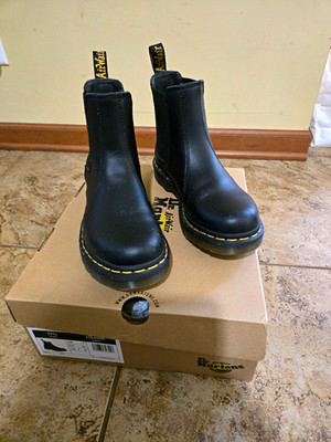 Dr. Martens Men's Black Leather Chelsea Ankle Boots Slip Resistant US 9 UK 7