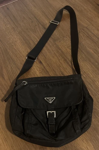 Sac bandoulière PRADA noir avec plaque logo triangulaire et ceinture nylon "En l'état"