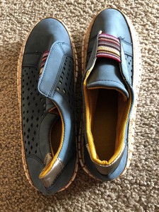 sturdy walking shoes
