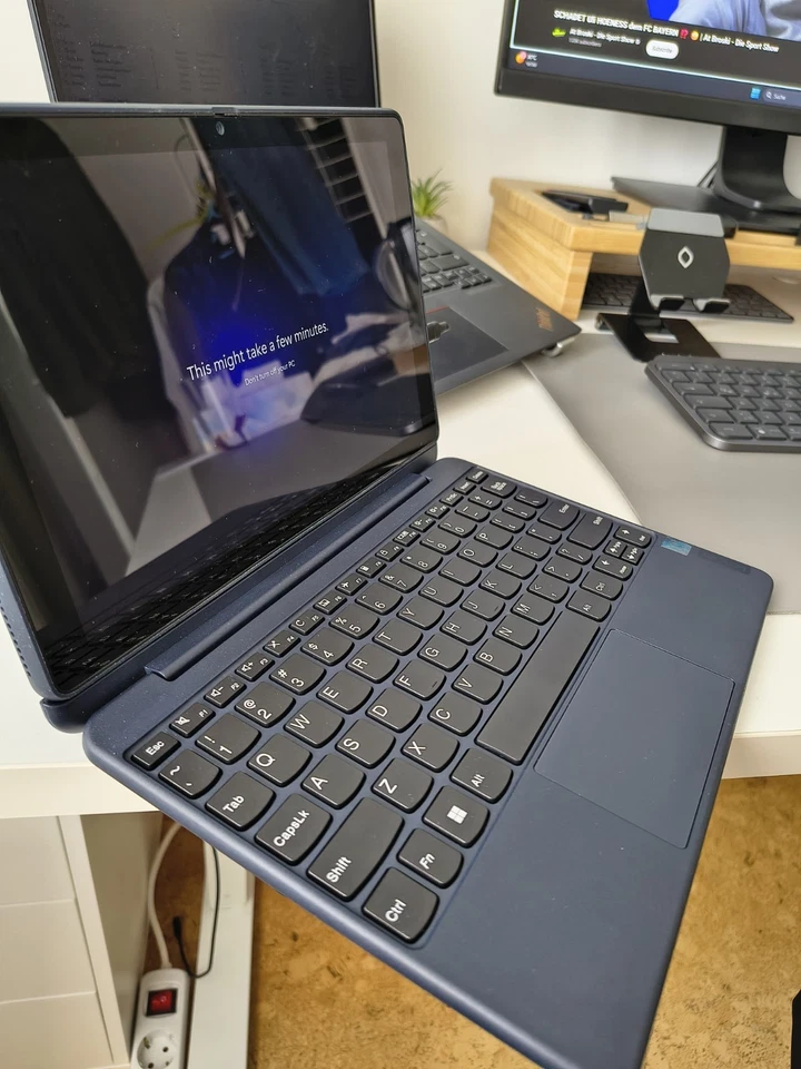 Lenovo 10w 82ST Tablet with detachable keyboard Snapdragon 7c Gen 2. NEW - Bild 2 von 4