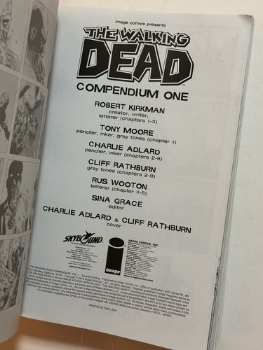THE WALKING DEAD Compedium One, 2005 Image Comics, Kirkman, Adlard, Moore, PB VG - Picture 7 of 13