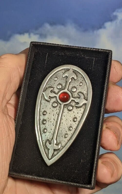 Peltre vintage San Justino, escudo largo celta con broche cabujón, en caja. Foto 4 de 4