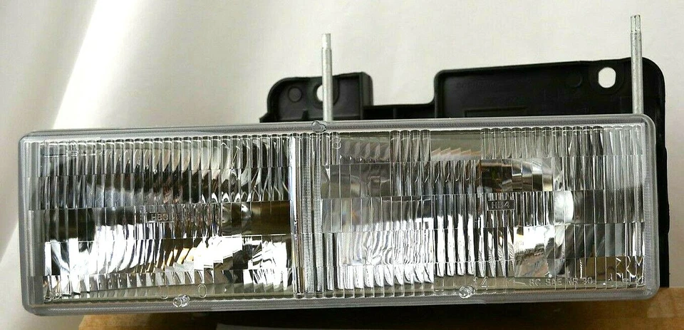 Chevrolet Silverado C/K GMC Sierra front left & right Headlight set of 2 OEM - Image 4 of 4