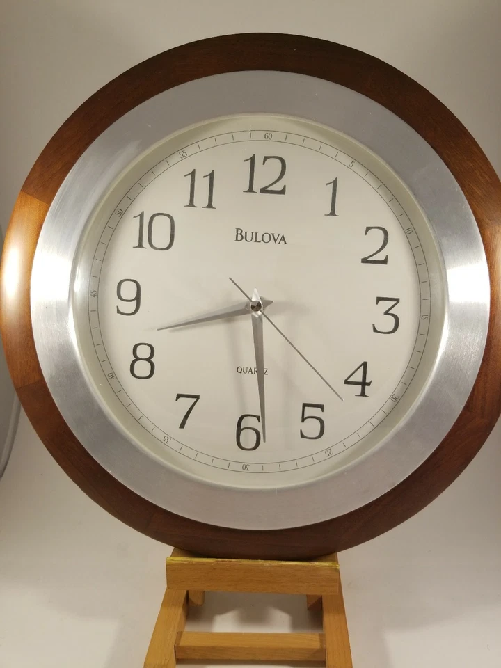 Reloj de Pared Bulova Marco Madera Redondo, 14" Diámetro.  Cuarzo Foto 2 de 4