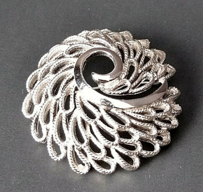 VINTAGE CROWN TRIFARI SILVER-TONE FILIGREE 3-DIMENSIONAL BROOCH 1960s 1.75'' Wide