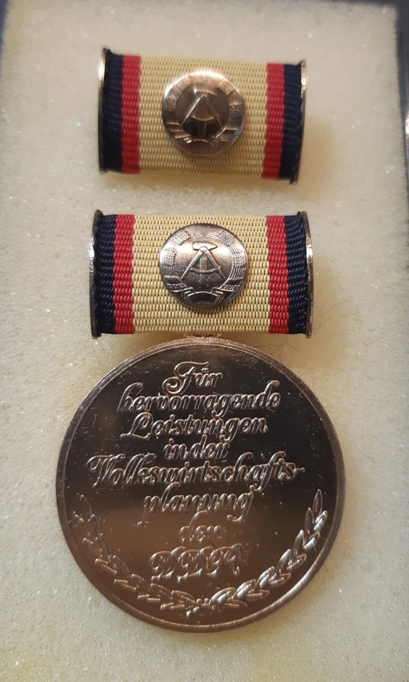 DDR Medaille für hervorragende Leistungen in der Volkswirtschaftsplanung in Gold - Bild 2 von 3
