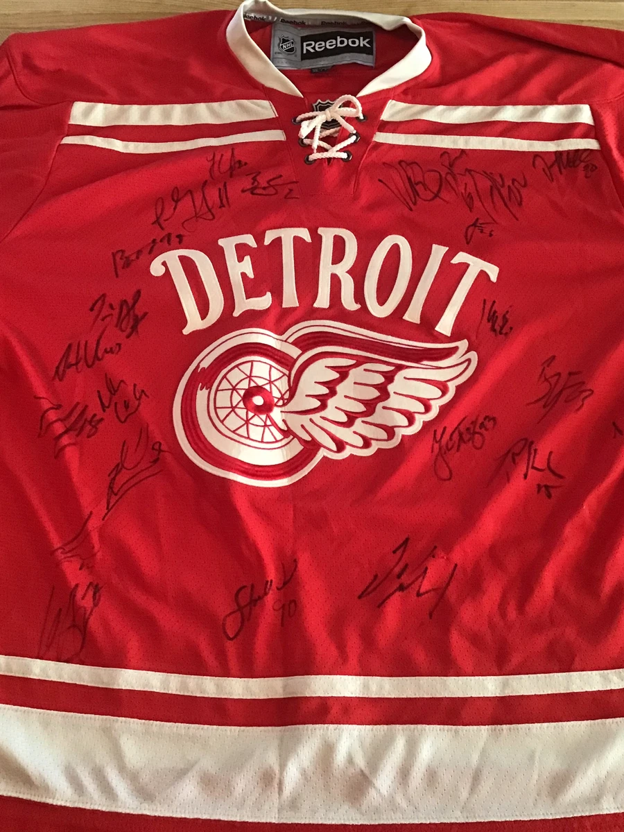 Detroit Red Wings Winter Classic Reebok Jerseys use logos and numbers made  of felt like material.