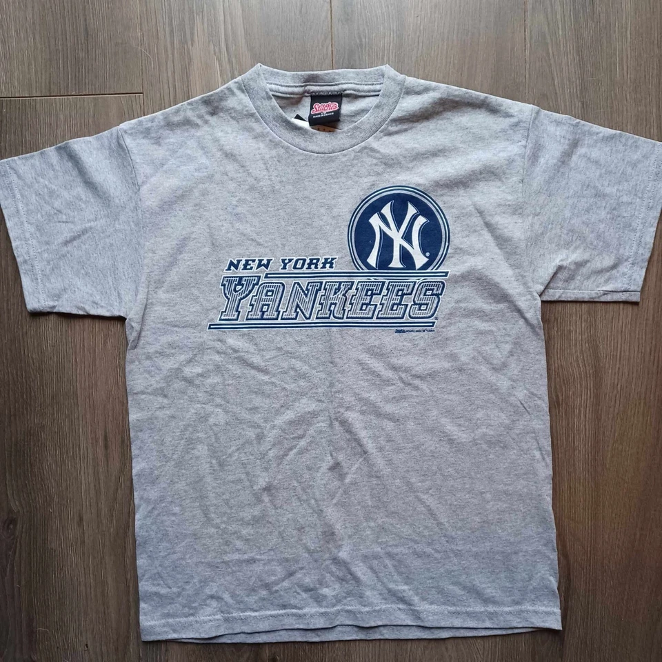 Camiseta Stitches Yankees Juvenil LG Gris con Calcomanía Azul Béisbol Nueva con Etiquetas ¡Perfecta! Foto 3 de 4