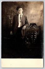 RPPC VINTAGE OLD ANTIQUE REAL PHOTO POSTCARD PICTURE MAN SUIT TIE HAT CHAIR