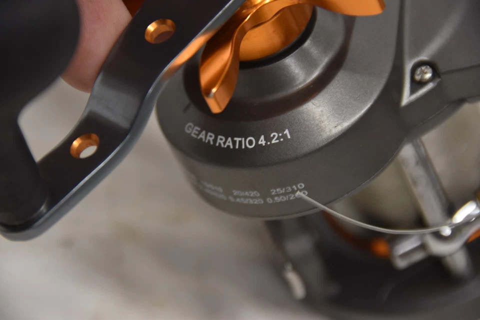 Carrete de pesca Okuma CW-303D de agua fría 4,2:1 Foto 3 de 4