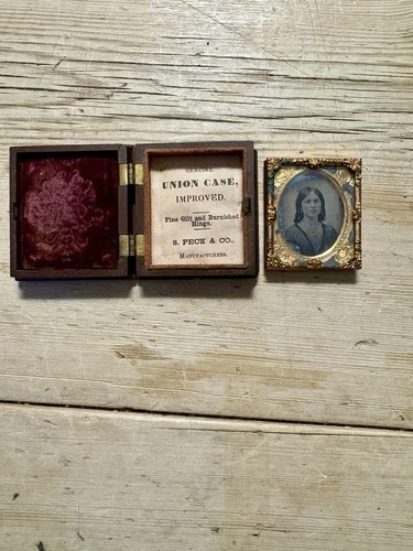 MINIATURE UNION CASE AMBROTYPE GUTTA PERSHA 1800s  1/16th plate