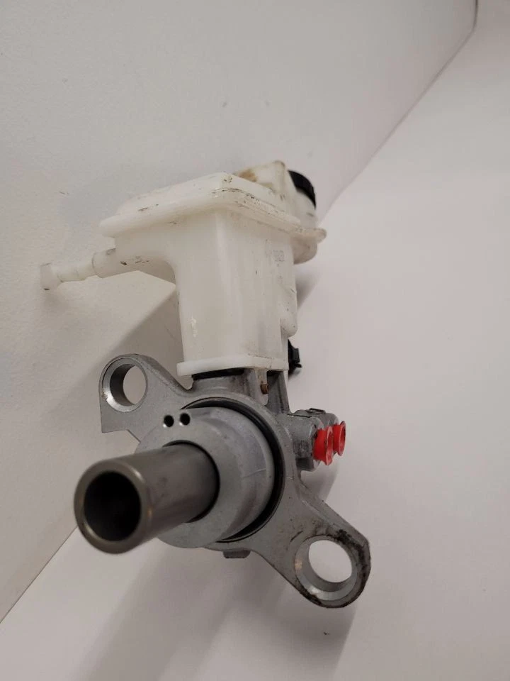 2013-2021 BUICK ENCORE Brake Master Cylinder VIN B 8th Digit Opt Luv 95414483 - Image 2 of 4