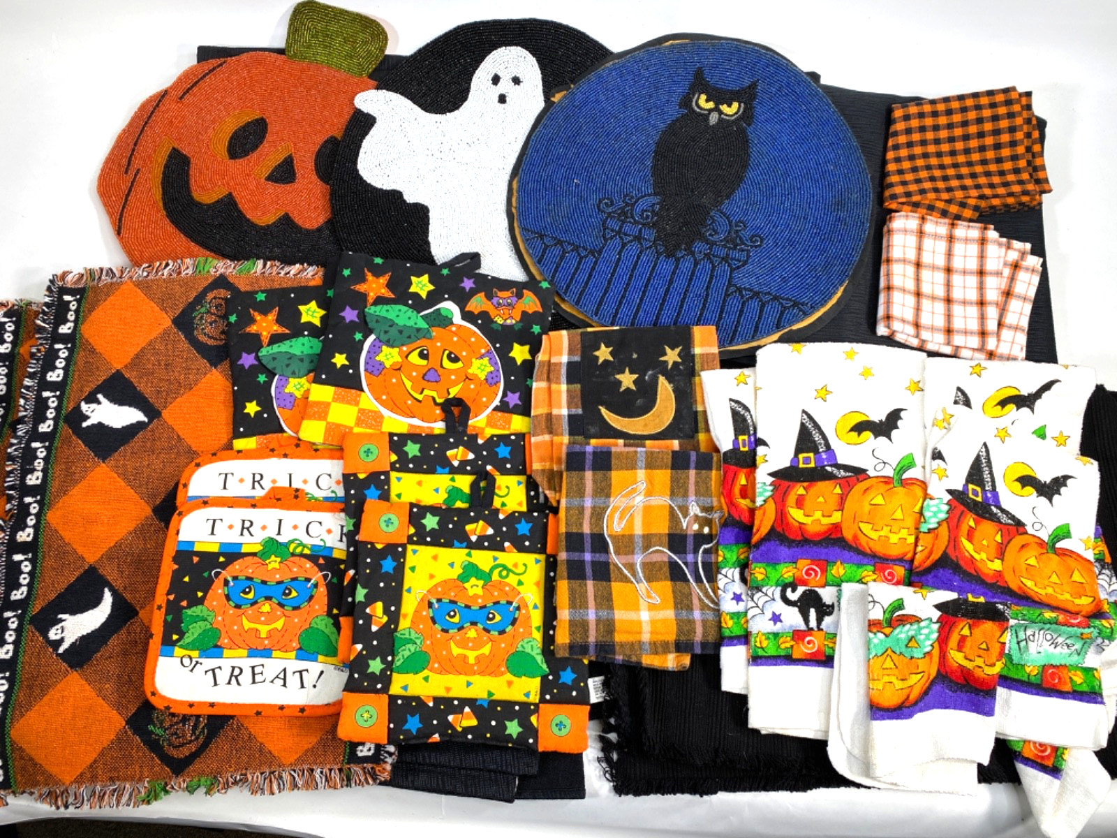 HALLOWEEN LINEN giant lot of 80+ spooky items TABLECLOTHS TOWELS PLACEMATS APRON
