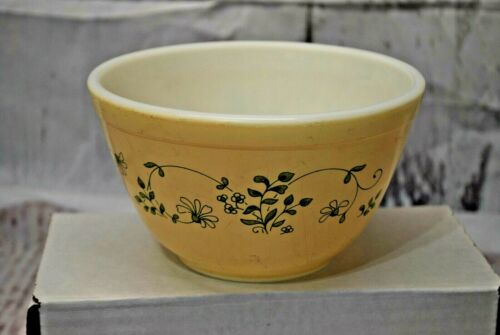 Vintage Pyrex Beige w/ green flours 401 750ml - Picture 1 of 4