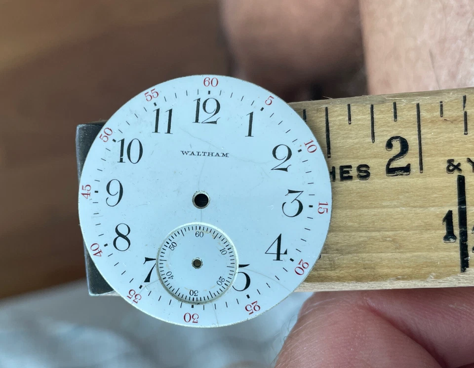 Reloj Waltham Blanco Dial Vintage 37.66mm Subesfera 9.3mm Negro Marcadores Numéricos Nuevo de Lote Antiguo Foto 4 de 4