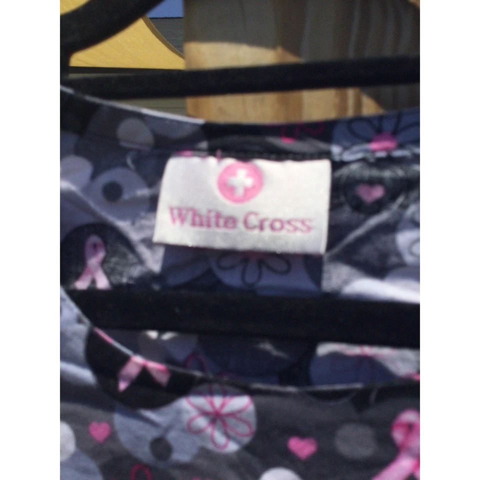 Blusa esfoliante feminina cruz branca M cinza médio enfermeira médica fita rosa Komen veterinária - Imagem 2 de 4