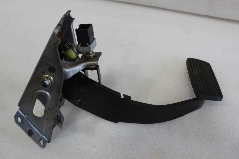 Pedal freno ACURA RL 1996 1997 1998 1999 2000 2001 2002 2003 2004 Foto 4 de 4