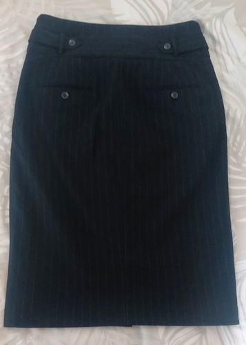 Next Falda lápiz negra a rayas con bolsillos y detalle de botones talla 10 - Imagen 5 de 9