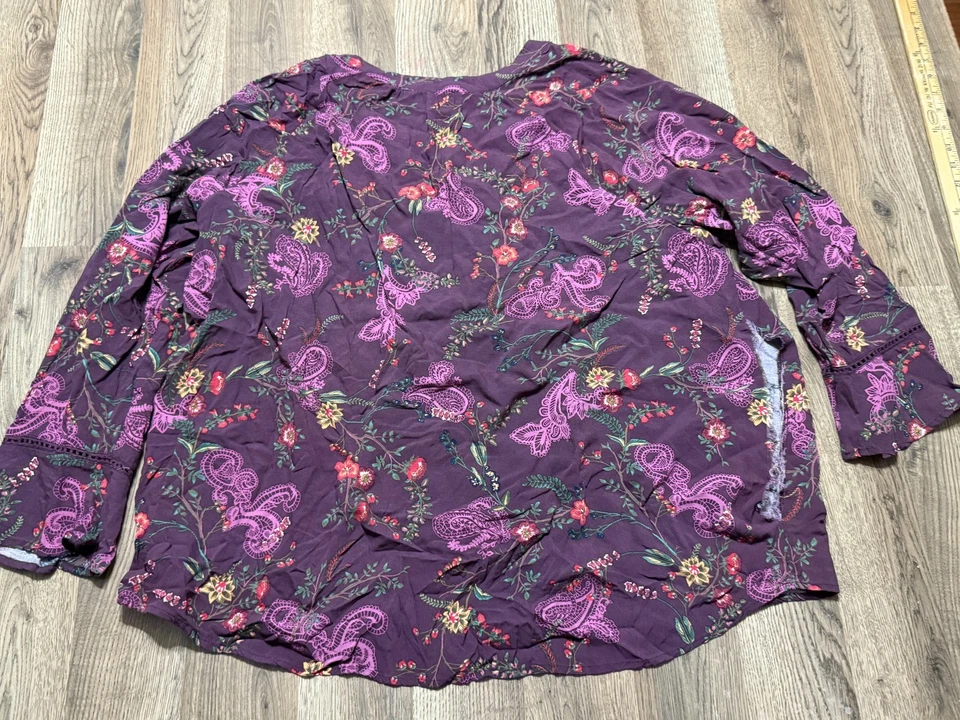 Camisa Gloria Vanderbilt, Mujer Talla Grande 3X, Rosa Púrpura, Floral Paisley Cuello en V Foto 2 de 4