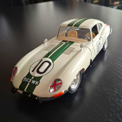 Bburago Jaguar E 1961 Modellauto 1:18 Weiß mit grünen Streifen Startnr.10