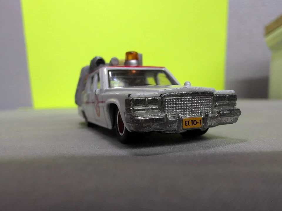 💥HOT WHEELS 2016 RETRO ENTERTAINMENT GHOSTBUSTERS ECTO-1 Rubber Tires  - Image 3 of 4