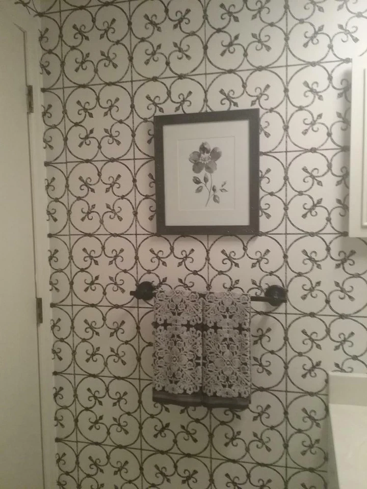 褪色黑色锻铁卷轴工作白色未粘贴壁纸 FD46928 — 第 3/3 张图片