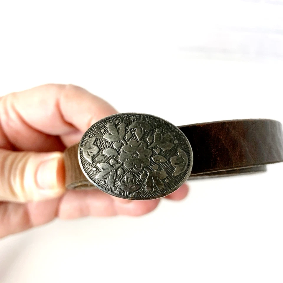 Mossimo Supply Co Cinturón Ajustado Cuero Marrón Hebilla Floral Talla Grande EE. UU. Foto 2 de 4