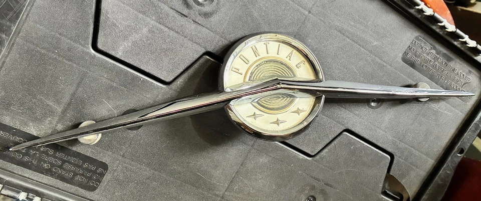 De colección 1957 Original Pontiac Chieftain/Super Chief Hood Ornamento Emblema Foto 3 de 4