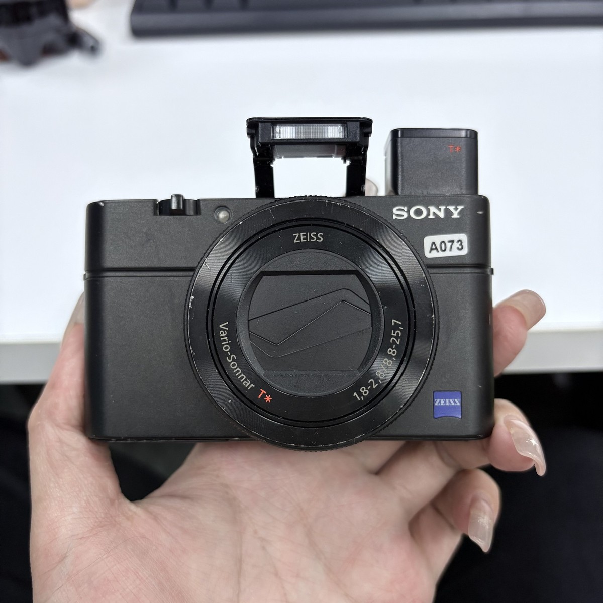 Sony Cyber-shot DSC-RX100 IV(M4)20.1MP 2.9x Optical Zoom Digital