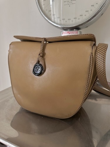 Bolso de Hombro VALENTINO GARAVANI Vintage Sello de Cera V Cuero de Becerro Marrón Camel 1980 - Imagen 22 de 24