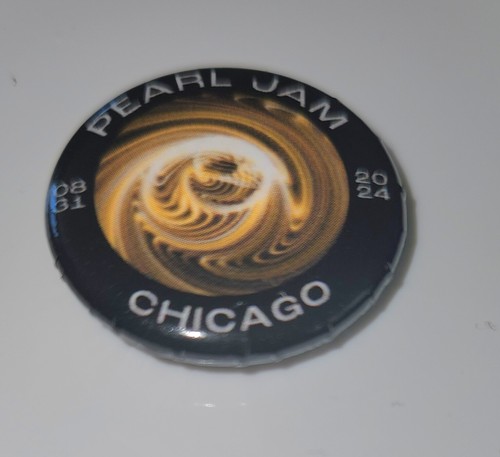 PEARL JAM 'DARK MATTER' 2024 TOUR CHICAGO BOTÓN COLECCIONABLE 31/08/2024 WRIGLEY - Imagen 5 de 6
