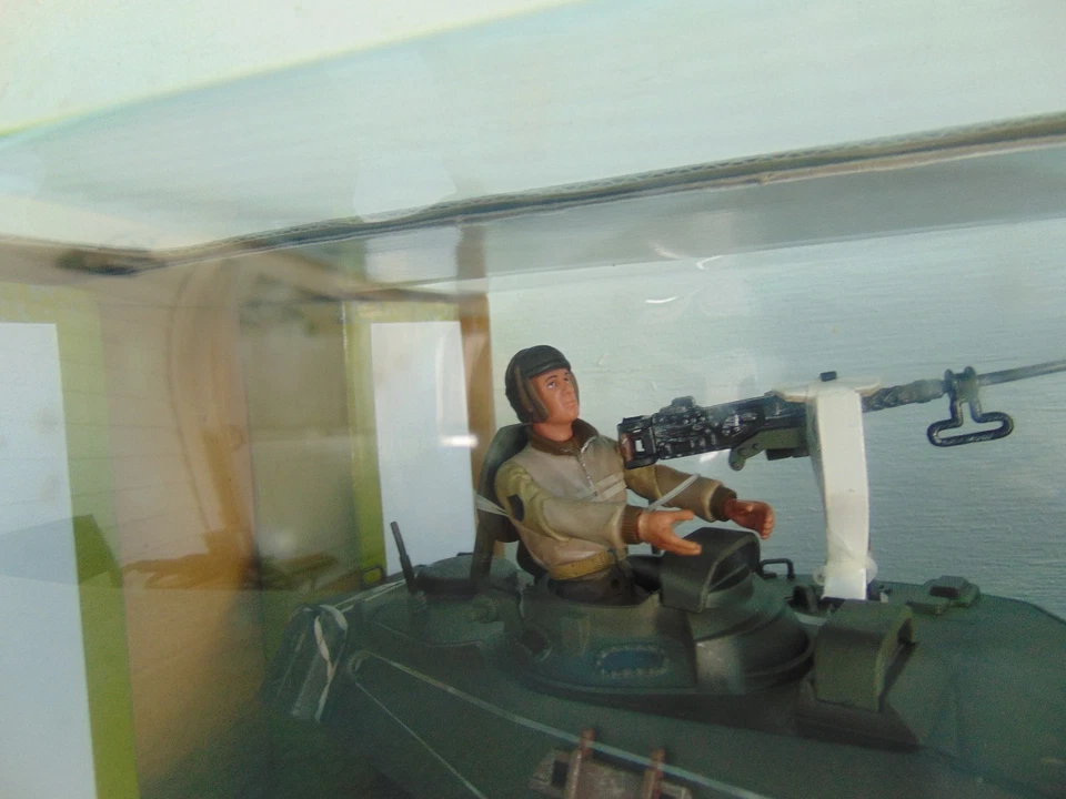 NEW IN BOX VINTAGE 2001 ULTIMATE SOLDIER M41 WALKER BULLDOG TANK - Image 3 of 4