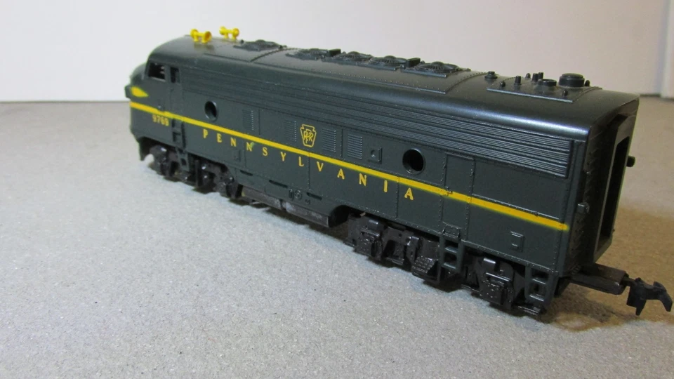 Tyco HO Dark Green Pennsylvania F-7 Diesel 9769 Locomotive-Runs - Image 4 of 4
