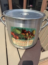 Vollrath 20 Quart Stainless Steel Stock Pot With Lid - New w/oxidation on Bottom